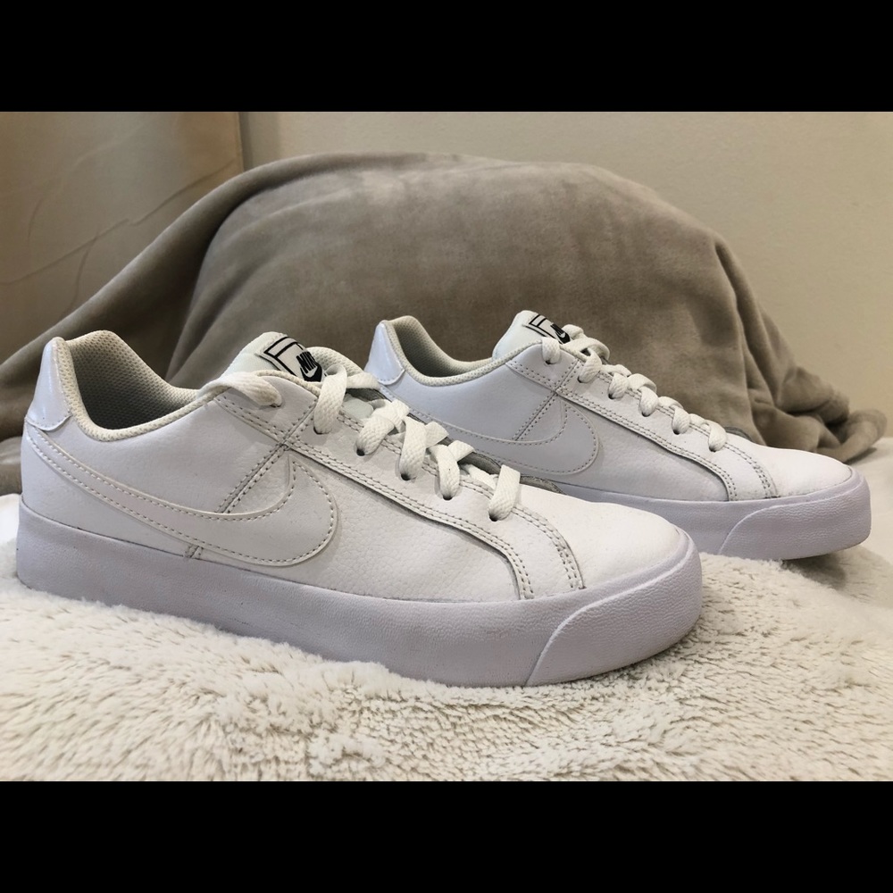 White nike shoes